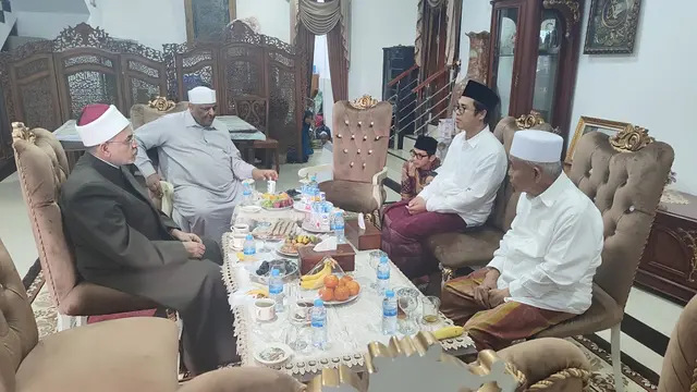 Pengasuh PP Amanatul Ummah KH Asep Saifuddin Chalim bertemu Rektor Universitas Al-Azhar Mesir Dr Salamah Dawood di Pacet, Mojokerto (Dok. Liputan6)