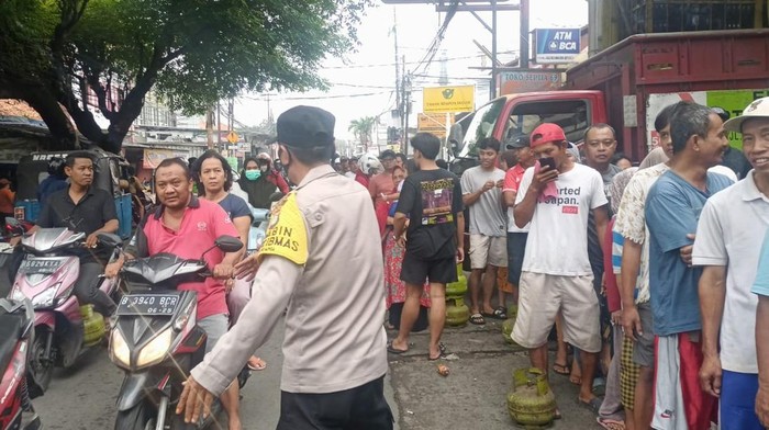 Antrean warga membeli gas 3 kilogram di Rempoa, Ciputat Timur, Senin (3/1/2025). (Foto: dok. Istimewa)