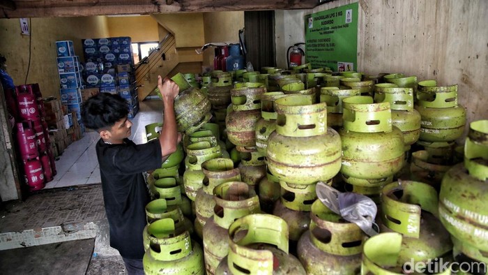 Foto Gas LPG 3 Kg: (Pradita Utama/detikcom) Baca artikel detiknews, "Prabowo Instruksikan Menteri ESDM Aktifkan Lagi Pengecer LPG 3 Kg" selengkapnya https://news.detik.com/berita/d-7762145/prabowo-instruksikan-menteri-esdm-aktifkan-lagi-pengecer-lpg-3-kg. Download Apps Detikcom Sekarang https://apps.detik.com/detik/